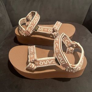 Brand new Teva Flatform sandal - size 7